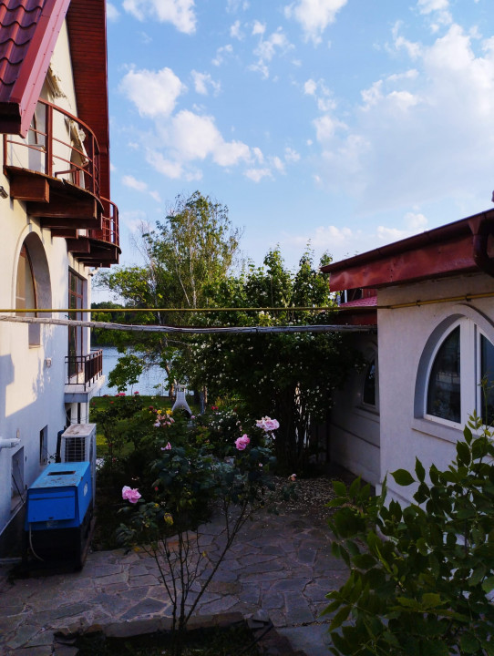 SUPER OCAZIE SE VINDE VILA DE LUX SI CASA DE OASPESTI IN BALOTESTI LA LAC