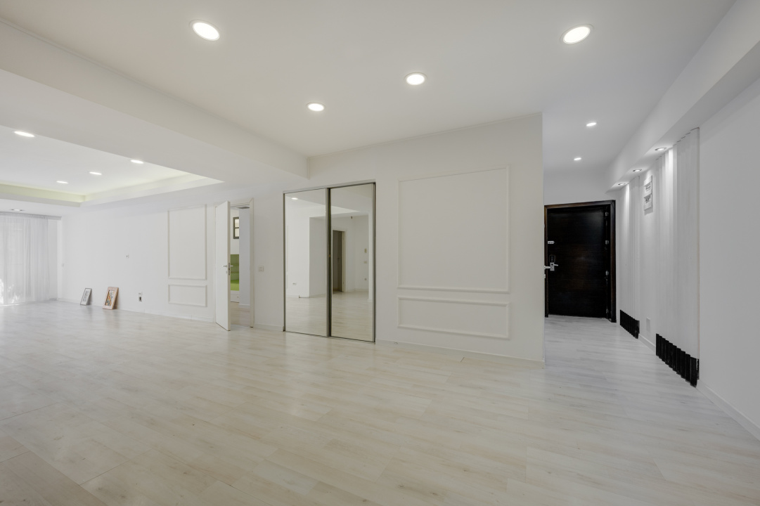 Apartament 3 camere superb si curte proprie Parc Herastrau