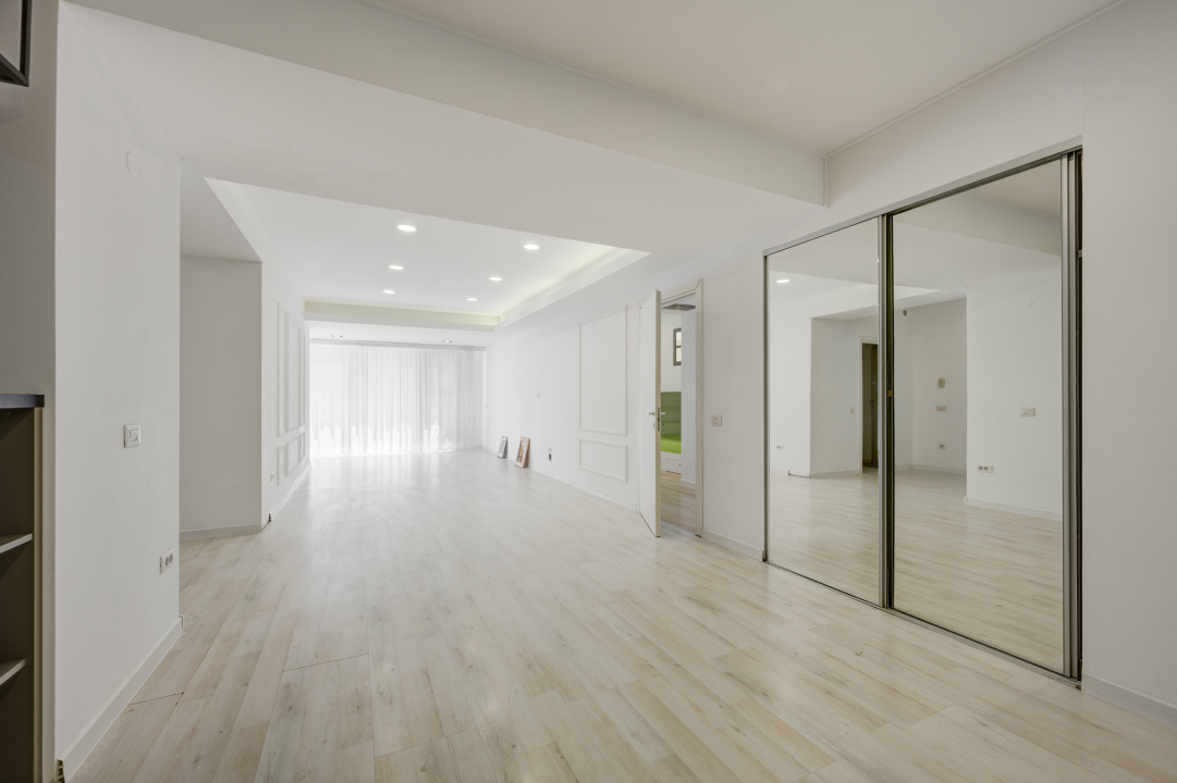 Apartament 3 camere superb si curte proprie Parc Herastrau