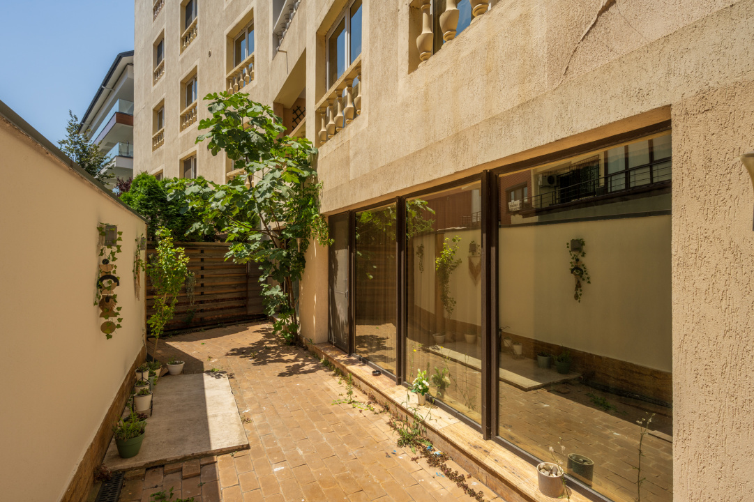 Apartament 3 camere superb si curte proprie Parc Herastrau