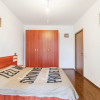 Apartament 2 camere, decomandat, parter înalt – cu curte, balcon și acces auto