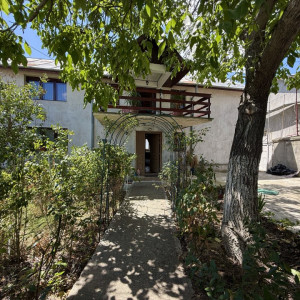 Casă solidă pe colț, 240 mpu, terasă, curte și utilități full | Pantelimon